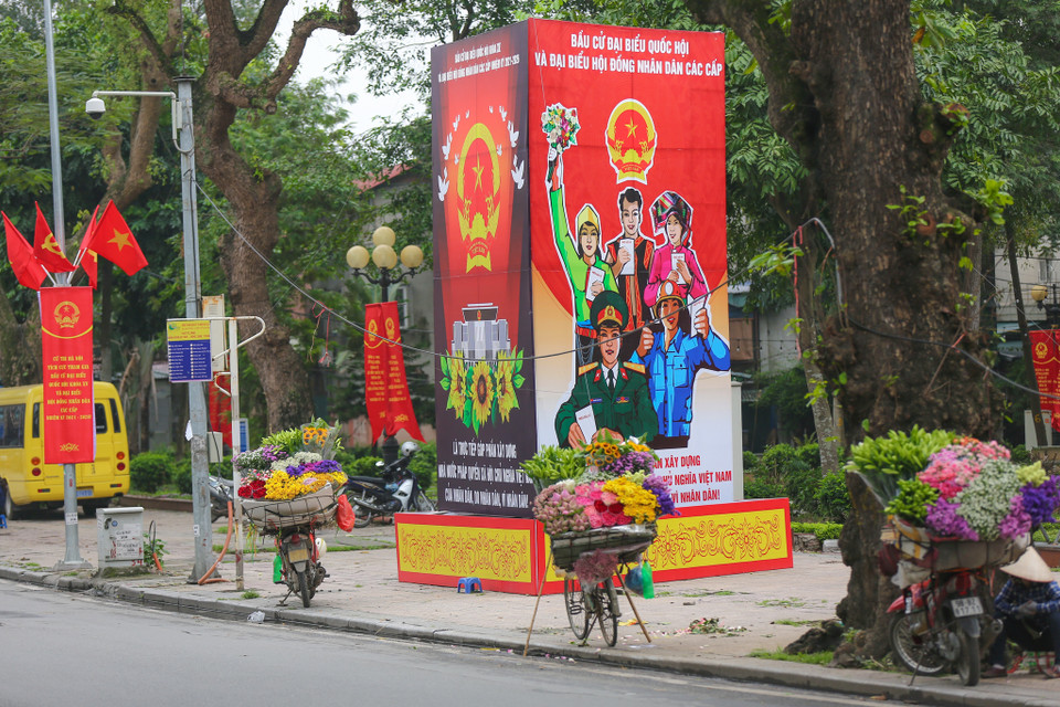 Công tác tuyên truyền về cuộc bầu cử Đại biểu Quốc hội khóa XV và Đại biểu Hội đồng nhân dân các cấp nhiệm kỳ 2021-2026 được tiến hành theo ba đợt. Đợt 1 bắt đầu từ tháng 1/2021; Đợt 2 từ tháng 4/2021 đến ngày bầu cử 23/5/2021; Đợt 3 sau khi kết thúc bầu cử sẽ công bố kết quả bầu cử. (Ảnh Minh Sơn/Vietnam+)