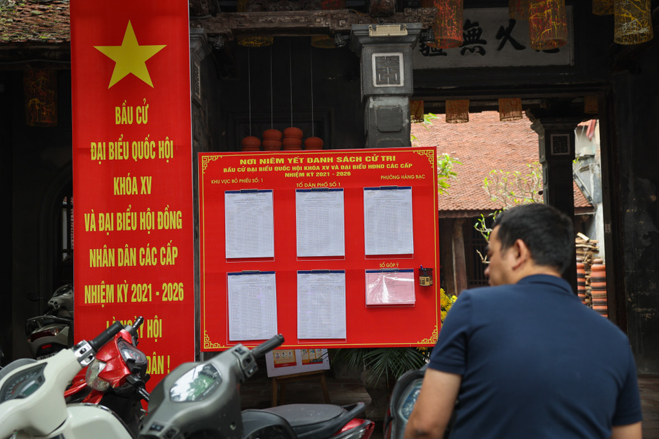 Nơi niêm yết danh sách cử tri bầu cử đại biểu Quốc hội khóa XV và đại biểu Hội đồng nhân dân các cấp nhiệm kỳ 2021-2026 tại phường Hàng Bạc (quận Hoàn Kiếm, Hà Nội). (Ảnh Minh Sơn/Vietnam+)