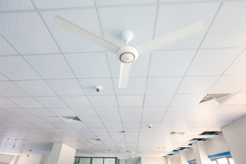 Tất cả các phòng bệnh đều lắp hệ thống camera để kịp thời theo dõi diễn biến của bệnh nhân. Bệnh viện sẽ được điều hành, theo dõi và hội chẩn qua hệ thống Telehealth. (Ảnh: Minh Sơn/Vietnam+)