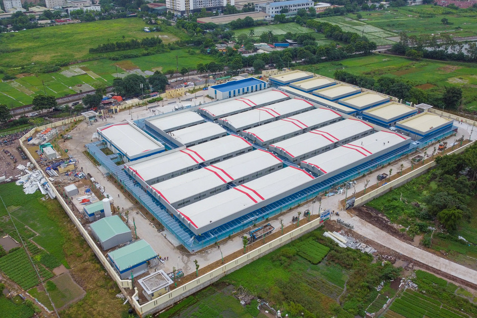 Sau hơn một tháng 'thần tốc' xây dựng, bệnh viện dã chiến tại quận Hoàng Mai, Hà Nội đã dần hoàn thiện để đưa vào sử dụng, điều trị cho bệnh nhân mắc COVID-19 nặng và nguy kịch. (Ảnh: PV/Vietnam+)