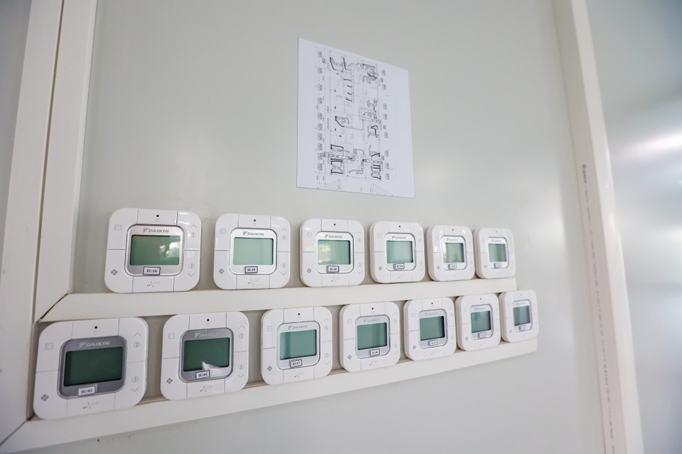 Công trình đã được lắp đặt tương đối đầy đủ trang thiết bị như: Hệ thống vách ngăn chia buồng bệnh, hệ thống cung cấp ôxy, camera theo dõi và nhiều loại máy móc hiện đại phục công tác điều trị cho bệnh nhân nặng. (Ảnh: Minh Sơn/Vietnam+)