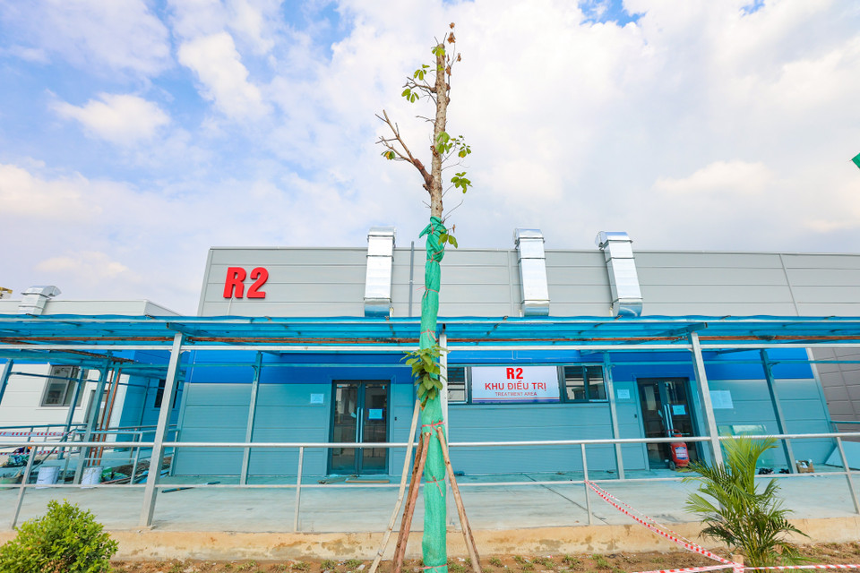 Đến nay toàn bộ 19 đơn nguyên bệnh viện đã sẵn sàng để lắp đặt trang thiết bị y tế, dự kiến cuối tháng 8/2021 sẽ đi vào hoạt động 100 giường bệnh đầu tiên. (Ảnh: Minh Sơn/Vietnam+)