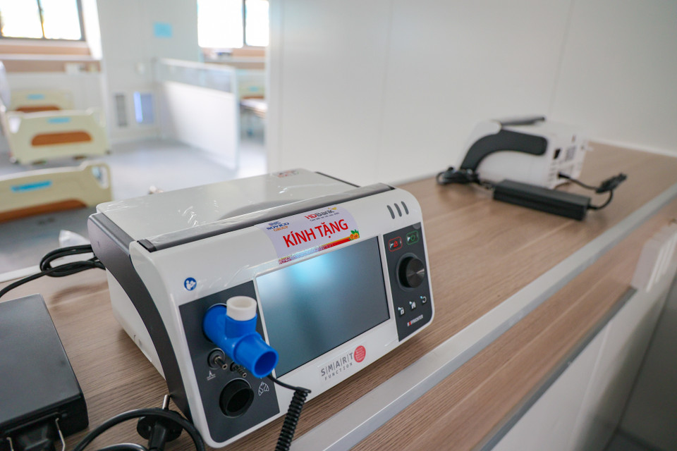 Các máy thở được cung cấp đầy đủ cho mỗi giường bệnh. (Ảnh: Minh Sơn/Vietnam+)