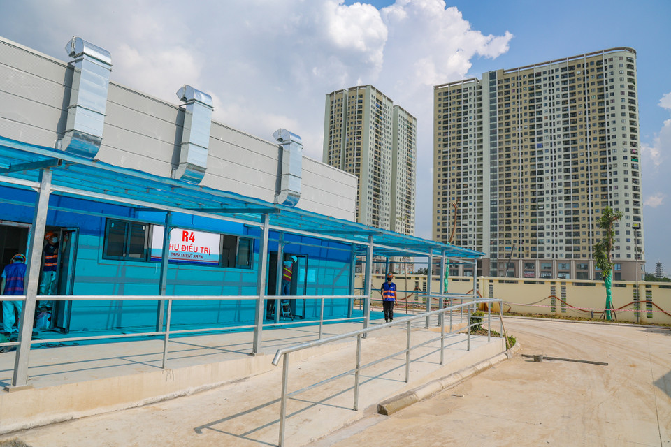 Bệnh viện dã chiến Hoàng Mai cũng nằm biệt lập với khu dân cư, đảm bảo an toàn về y tế. (Ảnh: Minh Sơn/Vietnam+)