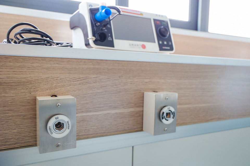 Hiện bệnh viện đang trong quá trình hoàn tất, lắp đặt các giường điều trị tích cực đúng tiêu chuẩn, cùng hệ thống chẩn đoán hình ảnh như hệ thống CT, siêu âm, XQ, để đưa vào sử dụng trong giai đoạn đầu. (Ảnh: Minh Sơn/Vietnam+)