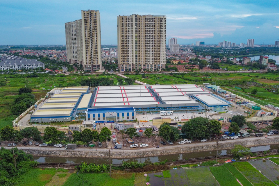 Nhìn từ trên cao, bệnh viện được chia thành 3 khu: Màu xanh là khu hành chính; khu nhà màu vàng là dinh dưỡng-nghỉ ngơi-xét nghiệm, test định kỳ-kho vật tư thiết bị y tế; khu đỏ dành cho bệnh nhân nặng. (Ảnh: PV/Vietnam+)