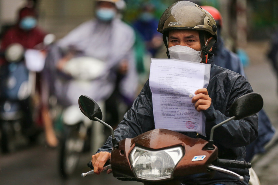 Uỷ ban Nhân dân thành phố Hà Nội cũng đề nghị các cơ quan, đơn vị bố trí cán bộ, công chức, viên chức, người lao động sử dụng công nghệ thông tin làm việc tại nhà; chỉ những người được phép mới đến làm việc trực tiếp trong trường hợp thực sự cần thiết. (Ảnh: Minh Sơn/Vietnam+)