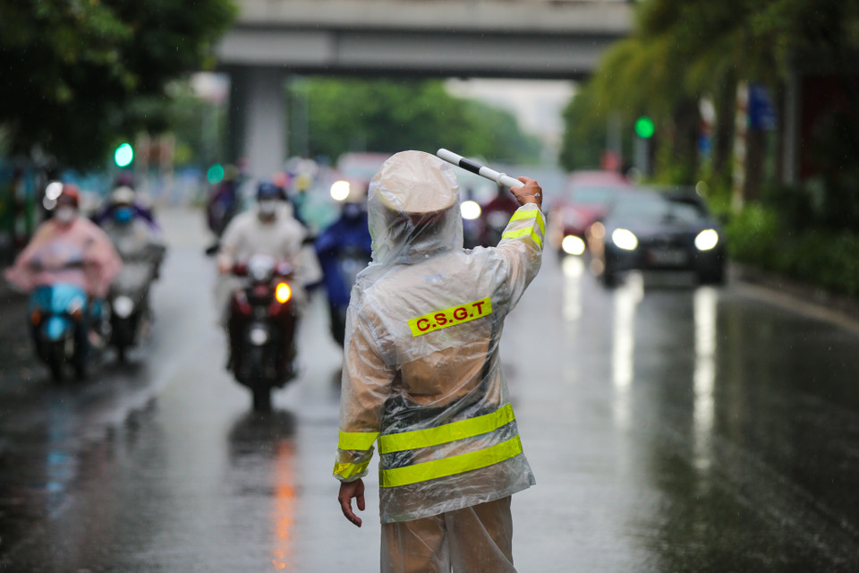 Tại đây, các phương tiện ôtô sẽ được hướng dẫn sang luồng riêng để đi qua, người điều khiển xe máy, xe đạp sẽ được hướng dẫn vào lối riêng để kiểm tra. (Ảnh: Minh Sơn/Vietnam+)
