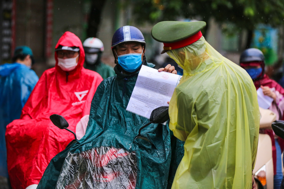 Theo đó, người đi đường xuất trình giấy đi đường theo mẫu Giấy đi đường đã được ban hành kèm theo căn cước công dân/Chứng minh thư nhân dân, lịch trực, lịch làm việc, văn bản phân công nhiệm vụ của cơ quan, đơn vị. (Ảnh: Minh Sơn/Vietnam+)