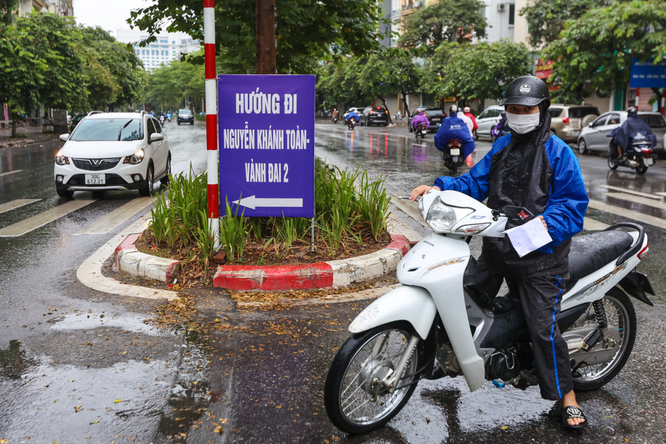 Chị Bùi Khánh Ly phải quay đầu xe vì chưa chuẩn bị kịp giấy tờ cần thiết để đến nơi làm việc. (Ảnh: Minh Sơn/Vietnam+)