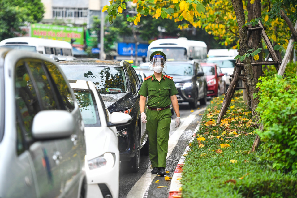 Tại chốt kiểm soát thuộc phường Ngọc Khánh (43 đường Nguyễn Chí Thanh, quận Ba Đình, Hà Nội) lực lượng chức năng cũng kiểm tra giấy đi đường hàng loạt trường hợp người dân khiến giao thông xảy ra ùn ứ vào giờ cao điểm. (Ảnh: Minh Sơn/Vietnam+)