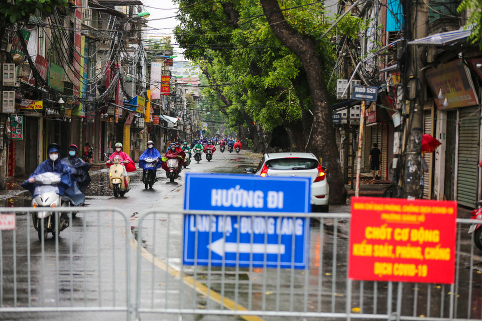 Tại chốt kiểm soát trên đường La Thành, lực lượng chức năng đã 'xả trạm' cho các phương tiện vì trời mưa để tránh trường hợp ùn tắc. (Ảnh: Minh Sơn/Vietnam+)