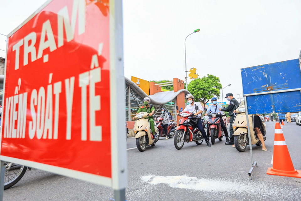 Trong số đó, 21 chốt kiểm soát loại 1 đặt tại các vị trí có mật độ giao thông cao do Uỷ ban Nhân dân thành phố quản lý. Công an Hà Nội, phối hợp với Sở GTVT, Bộ tư lệnh thủ đô và Sở Y tế chia làm 4 ca, mỗi ca 6h, kiểm soát 24/24. (Ảnh: Minh Sơn/Vietnam+)
