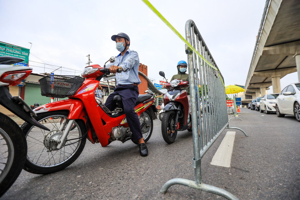 Thành phần tham gia gồm 9 cán bộ, chiến sỹ; trong đó Công an quận, huyện triển khai 5 cán bộ, chiến sỹ, 1 cán bộ Thanh tra giao thông, 1 cán bộ Ban Chỉ huy quân sự quận, huyện, 1 cán bộ Trung tâm y tế và 1 cán bộ chính quyền địa phương. (Ảnh: Minh Sơn/Vietnam+)
