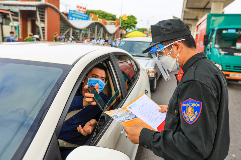 Đây được coi là một trong những biện pháp cứng rắn của thành phố Hà Nội trong việc kiểm soát dịch. (Ảnh: Minh Sơn/Vietnam+)