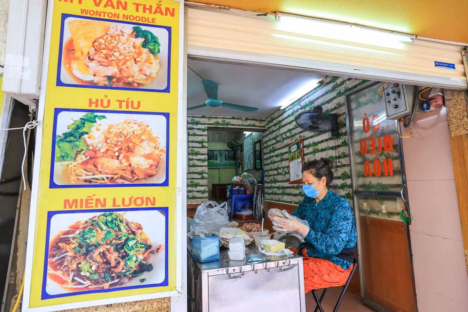 Chủ một cơ sở kinh doanh ăn uống trên phố Hòe Nhai (Quận Ba Đình, Hà Nội) cho biết, chị vẫn chưa mở cửa hàng bán mang về vì chưa chuẩn bị kịp nguyên liệu. (Ảnh: Minh Sơn/Vietnam+)