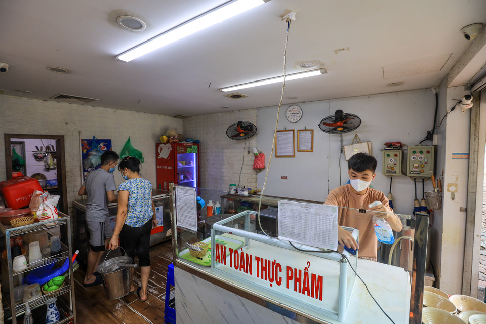 Lực lượng chức năng cũng thường xuyên đôn đốc, nhắc nhở các cơ sở kinh doanh thực hiện nghiêm túc các quy định của thành phố. (Ảnh: Minh Sơn/Vietnam+)