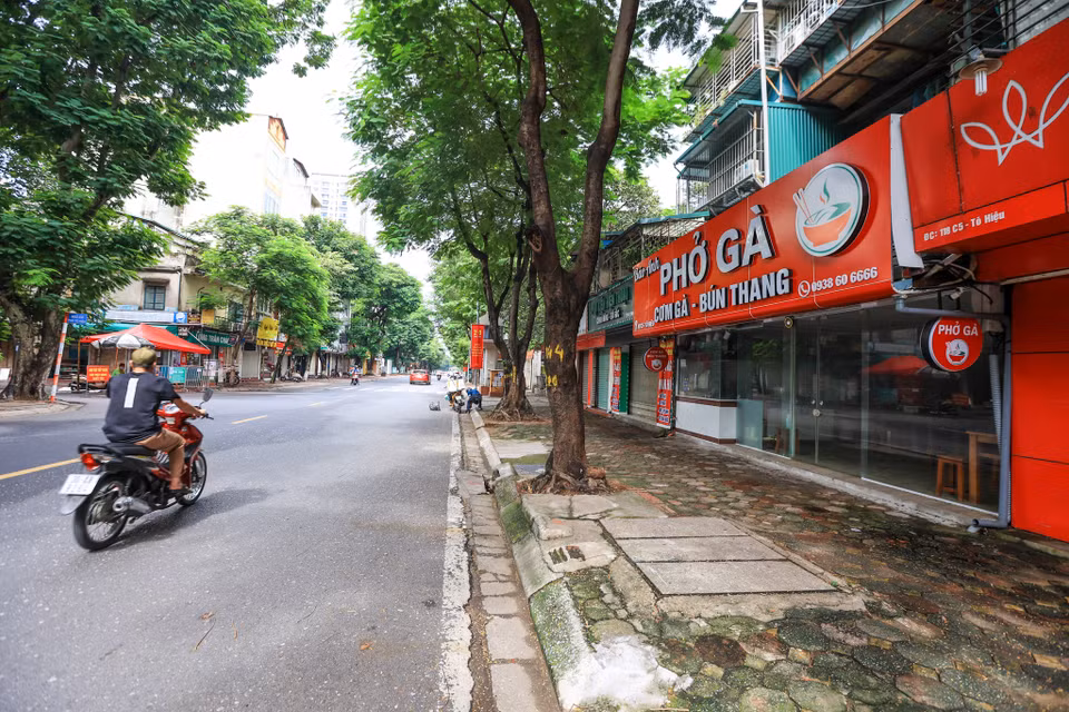 Ghi nhận trong sáng 16/9 trên phố Tô Hiệu (Cầu Giấy, Hà Nội), nhiều nhà hàng vẫn chưa có dấu hiệu mở cửa trở lại. (Ảnh: Minh Sơn/Vietnam+)