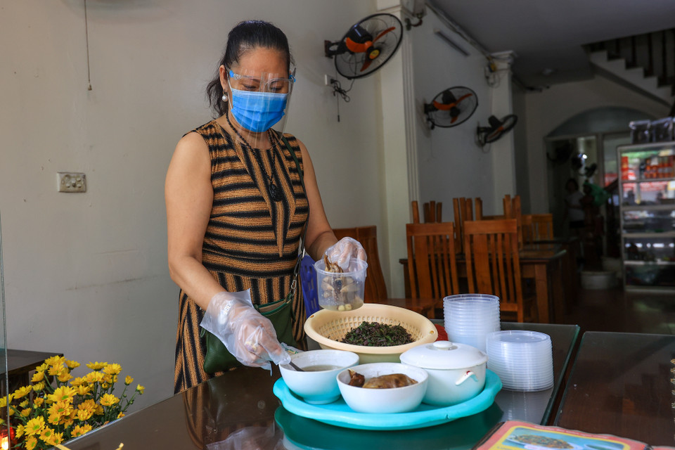 Theo chị Thủy, những ngày giãn cách xã hội phải đóng cửa nên tình hình kinh doanh bị ảnh hưởng nghiêm trọng. Thế nhưng đây cũng là tình trạng chung của toàn thành phố nên chị chấp nhận và cố gắng vượt qua. (Ảnh: Minh Sơn/Vietnam+)