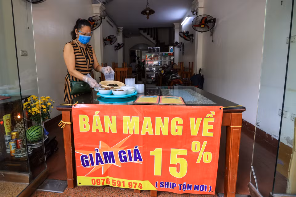 Chị Mai Thủy, chủ một cơ sở kinh doanh trên phố Tô Hiệu tỏ ra vui mừng sau khi được bán trở lại sau hơn 50 ngày dừng hoạt động để phòng chống dịch COVID-19. (Ảnh: Minh Sơn/Vietnam+)