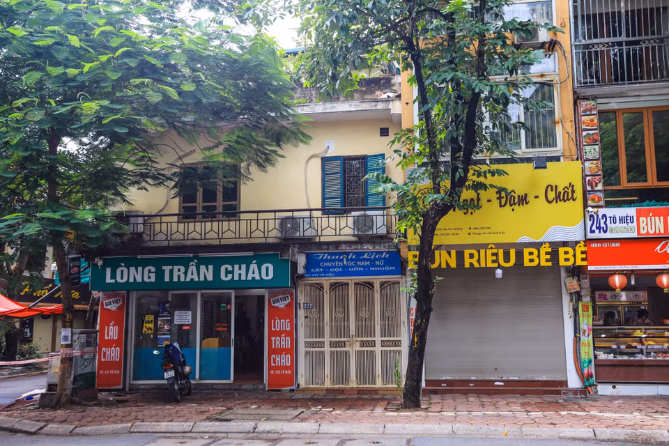 Ngay sau khi có thông báo của Ủy ban Nhân dân thành phố Hà Nội và Sở Y tế Hà Nội về 19 quận, huyện có thể mở lại các dịch vụ bán mang về, rất nhiều hàng quán vẫn chưa kịp mở cửa. (Ảnh: Minh Sơn/Vietnam+)