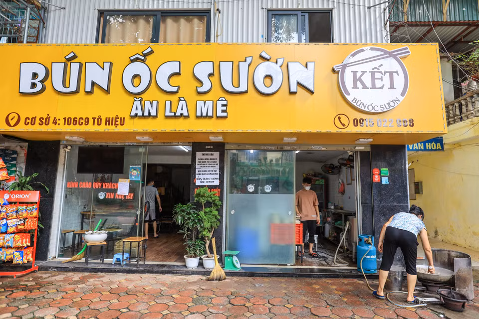 Theo một số chủ cơ sở kinh doanh ăn uống, đến 12 giờ trưa nay mới được phép bán mang về nên họ đã chủ động cho nhân viên dọn dẹp chuẩn bị nguyên liệu nấu ăn. (Ảnh: Minh Sơn/Vietnam+)