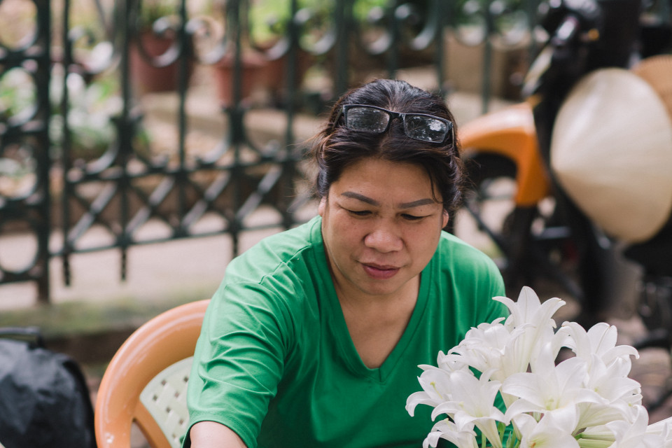 Một góc phố Phan Đình Phùng xuất hiện một vài gánh hàng hoa bán loa kèn đã nở sẵn. (Ảnh: Minh Sơn/Vietnam+)