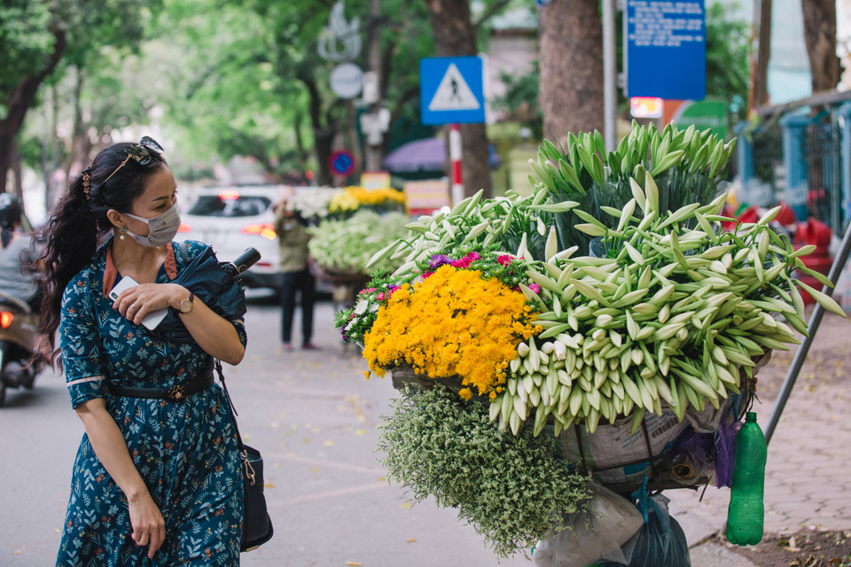 Với màu trắng tinh khôi của hoa và màu xanh ngắt của lá, thân, những bó hoa loa kèn trên các gánh hàng hoa tạo nên một sức quyến rũ khó cưỡng. (Ảnh: Minh Sơn/Vietnam+)