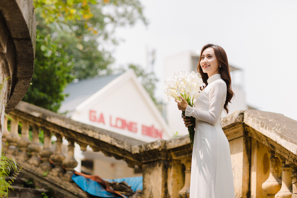 Nhiều người dân ra Hà Nội công tác hay du lịch dịp này cũng tìm mua bằng được một bó mang về. (Ảnh: Minh Sơn/Vietnam+)