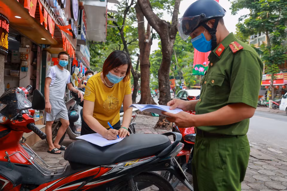 Lực lượng công an phường cũng ra quân tiến hành nhắc nhở đồng thời tuyên truyền các chủ quán ăn, cà phê, salon tóc, gội đầu thực hiện nghiêm túc quy định của thành phố. (Ảnh: Minh Sơn/Vietnam+)