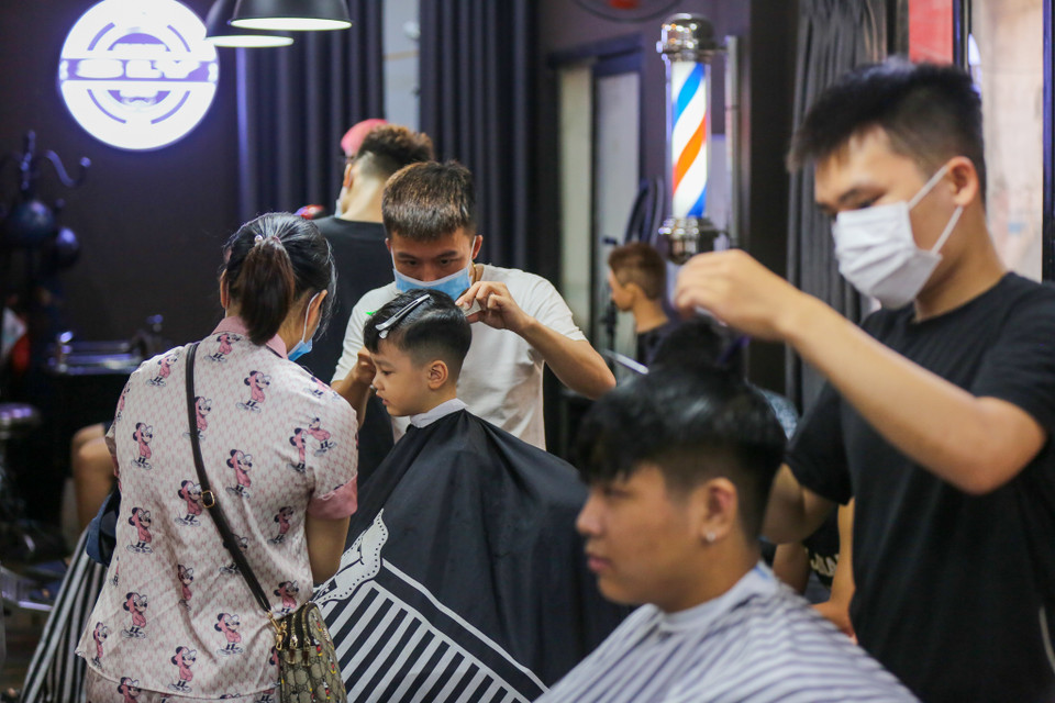 Chủ cửa hàng cho biết, cửa hàng mở từ 7 giờ 30 sáng nhưng phải tiếp nhận gần 50 khách đến cắt tóc trước khi đóng cửa dừng phục vụ. (Ảnh: Minh Sơn/Vietnam+)