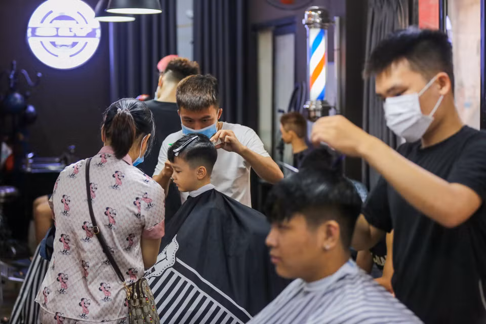 Chủ cửa hàng cho biết, cửa hàng mở từ 7 giờ 30 sáng nhưng phải tiếp nhận gần 50 khách đến cắt tóc trước khi đóng cửa dừng phục vụ. (Ảnh: Minh Sơn/Vietnam+)