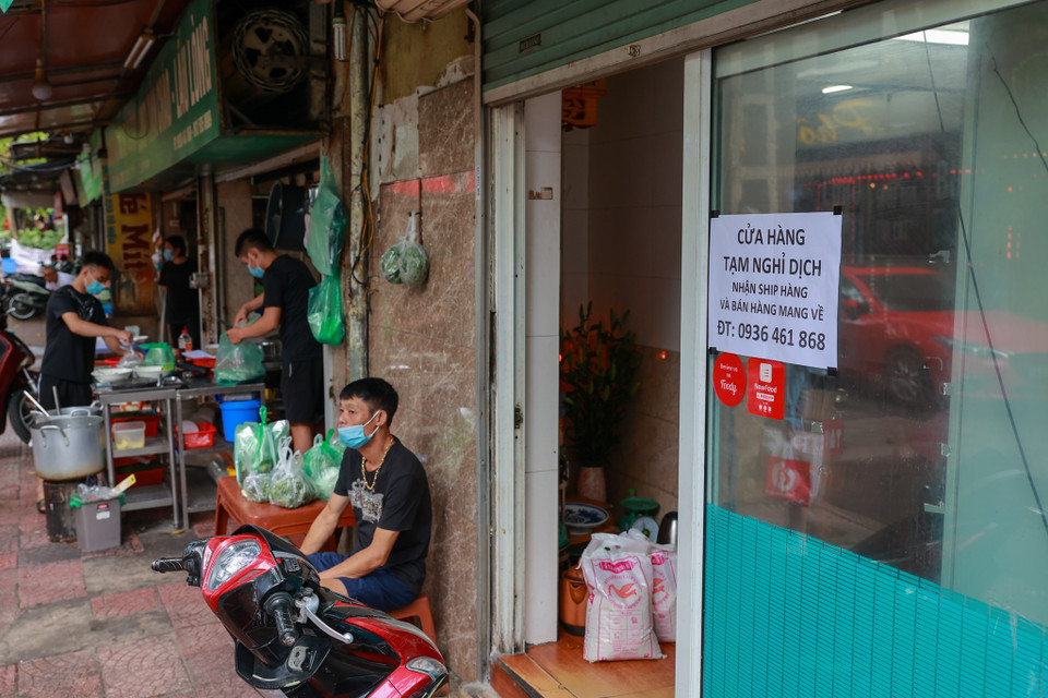 Một quán ăn khác đang cố gắng phục vụ nốt những khách hàng cuối trước giờ phải đóng cửa. (Ảnh: Minh Sơn/Vietnam+)h