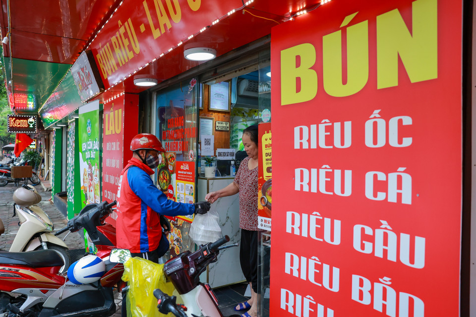 Trước đó, Hà Nội đã có chỉ thị từ 12 giờ ngày 25/5/2021 sẽ tạm dừng hoạt động một số cơ sở kinh doanh dịch vụ: Nhà hàng, cơ sở dịch vụ ăn, uống tại chỗ (chỉ cho phép bán hàng mang về). (Ảnh: Minh Sơn/Vietnam+)