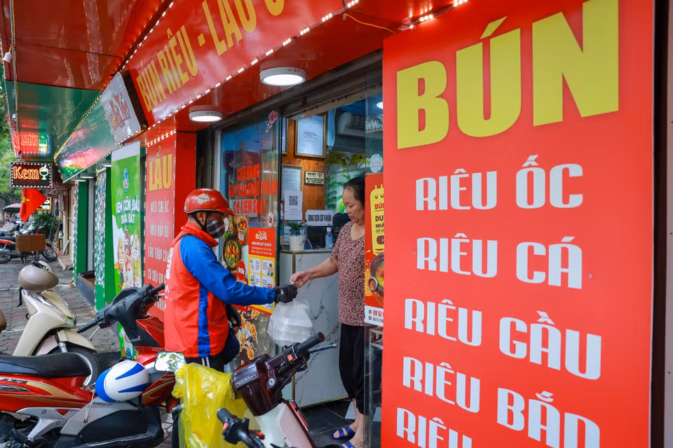 Trước đó, Hà Nội đã có chỉ thị từ 12 giờ ngày 25/5/2021 sẽ tạm dừng hoạt động một số cơ sở kinh doanh dịch vụ: Nhà hàng, cơ sở dịch vụ ăn, uống tại chỗ (chỉ cho phép bán hàng mang về). (Ảnh: Minh Sơn/Vietnam+)