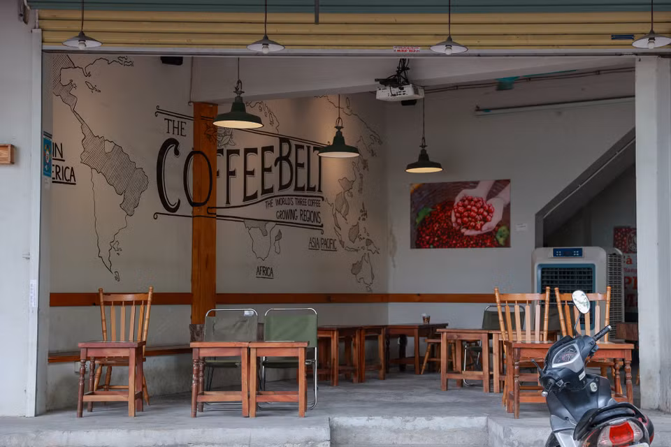 Mặc dù vẫn mở cửa cho đến 12 giờ trưa nhưng nhiều hàng cà phê thậm chí không có nổi một khách. (Ảnh: Minh Sơn/Vietnam+)