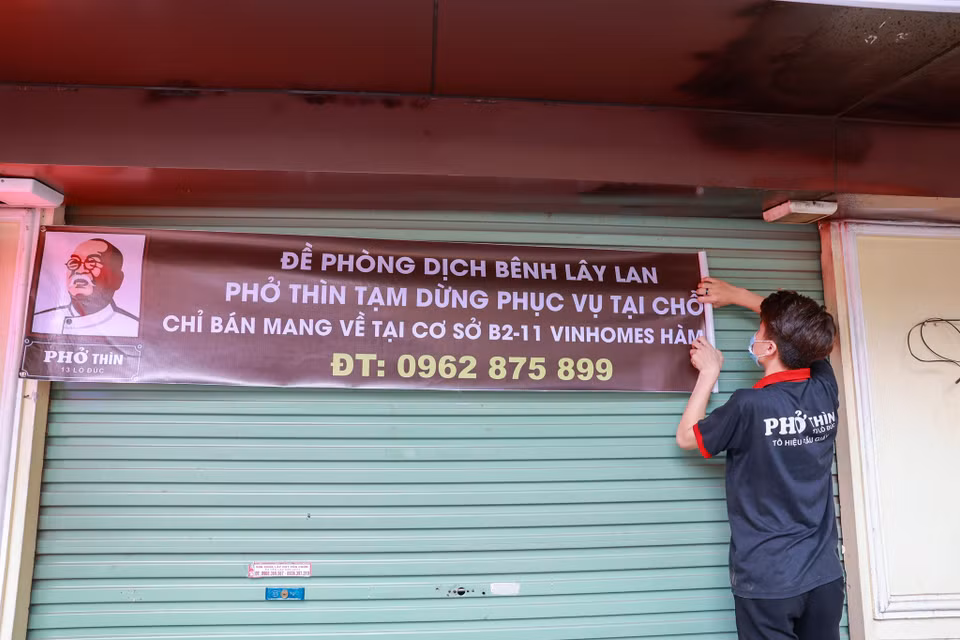 Một cửa hàng phở nổi tiếng trên phố Tô Hiệu thậm chí còn đóng luôn cửa hàng. (Ảnh: Minh Sơn/Vietnam+)