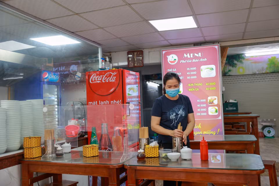 Chị Phạm Thị Huệ, chủ một nhà hàng khác cho hay chị mới mở cửa hàng từ 30/4 nhưng đã phải đóng cửa vì cửa hàng chưa kịp cập nhật ứng dụng giao đồ ăn như Grab, Now hay Baemin. (Ảnh: Minh Sơn/Vietnam+)