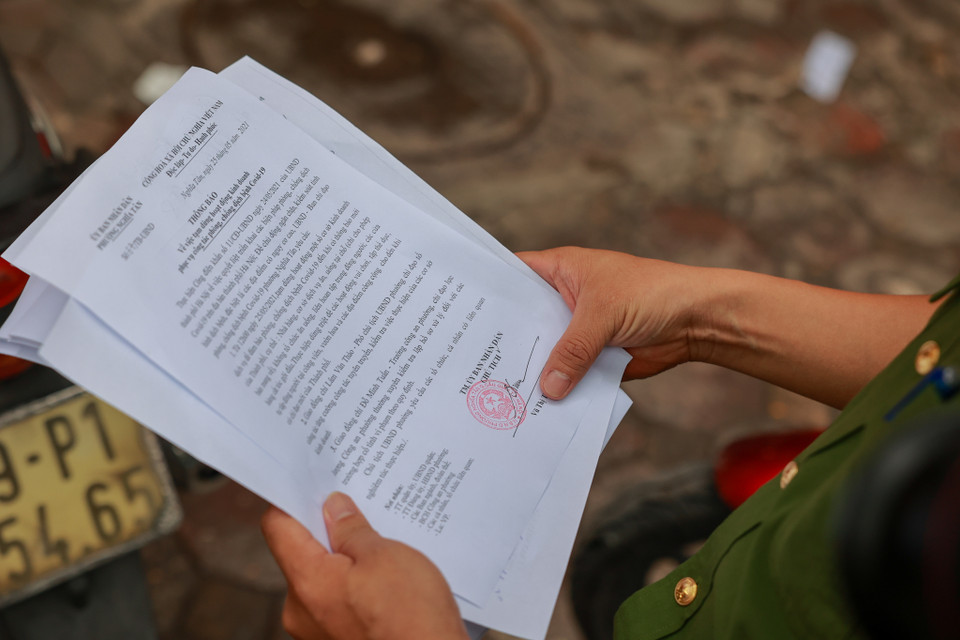 Các chủ cửa hàng sẽ được phát thông báo quy định của thành phố để thực hiện nghiêm túc, triệt để. (Ảnh: Minh Sơn/Vietnam+)