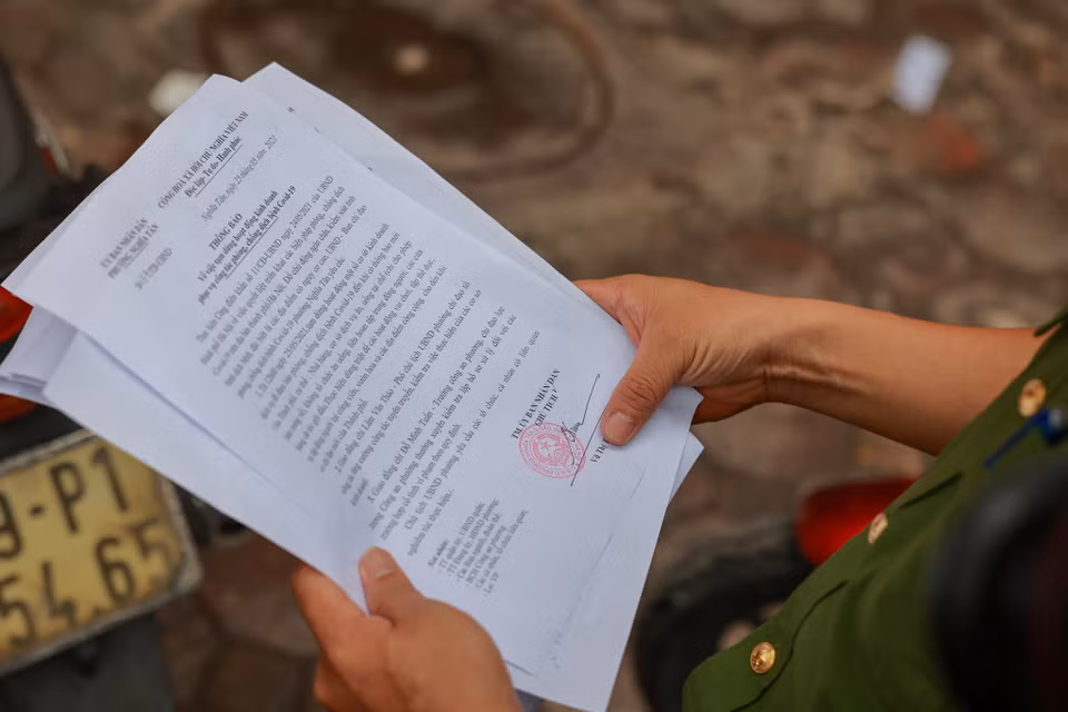 Các chủ cửa hàng sẽ được phát thông báo quy định của thành phố để thực hiện nghiêm túc, triệt để. (Ảnh: Minh Sơn/Vietnam+)