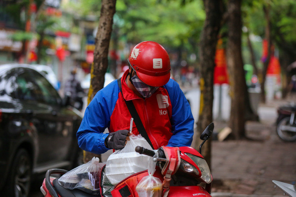 Cũng với đó sẽ không tổ chức ăn uống, liên hoan tập trung đông người; các cửa hàng cắt tóc, gội đầu. Thực hiện dừng triệt để hoạt động vui chơi, tập thể dục, tụ tập đông người tại công viên, vườn hoa và các địa điểm công cộng. (Ảnh: Minh Sơn/Vietnam+)