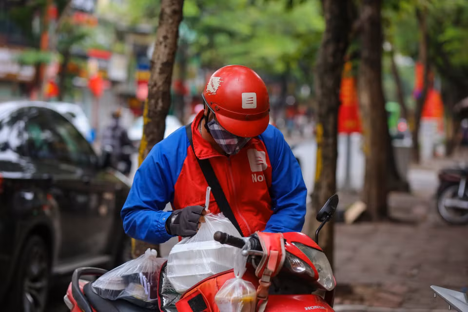 Cũng với đó sẽ không tổ chức ăn uống, liên hoan tập trung đông người; các cửa hàng cắt tóc, gội đầu. Thực hiện dừng triệt để hoạt động vui chơi, tập thể dục, tụ tập đông người tại công viên, vườn hoa và các địa điểm công cộng. (Ảnh: Minh Sơn/Vietnam+)