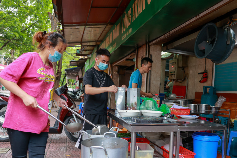 Chủ quán ăn này cho biết, từ sáng tới giờ số lượng khách mua mang về tăng mạnh. (Ảnh: Minh Sơn/Vietnam+)