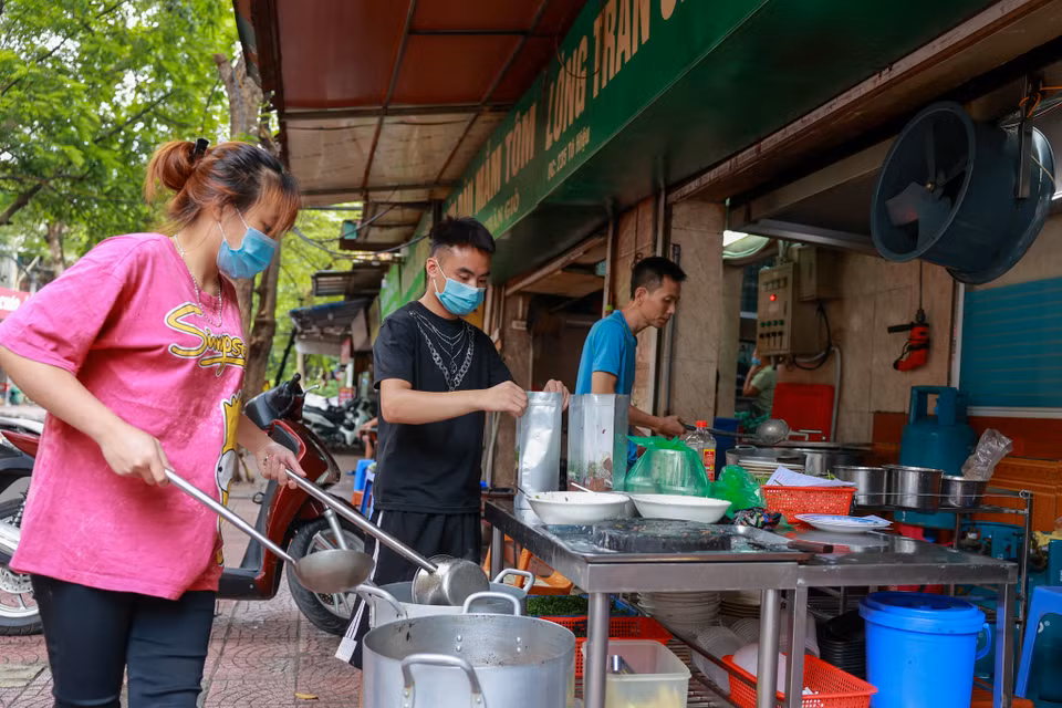 Chủ quán ăn này cho biết, từ sáng tới giờ số lượng khách mua mang về tăng mạnh. (Ảnh: Minh Sơn/Vietnam+)