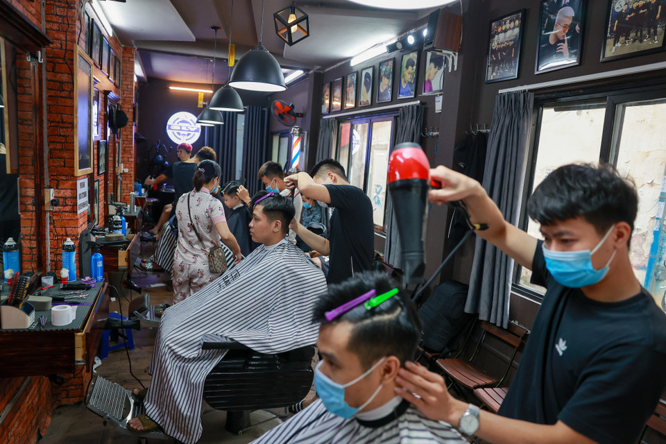 Một salon tóc trên phố Tô Hiệu đang căng mình phục vụ nốt những khách hàng cuối. (Ảnh: Minh Sơn/Vietnam+)