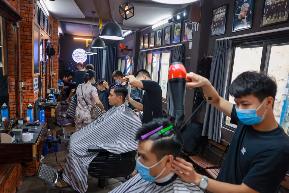 Một salon tóc trên phố Tô Hiệu đang căng mình phục vụ nốt những khách hàng cuối. (Ảnh: Minh Sơn/Vietnam+)