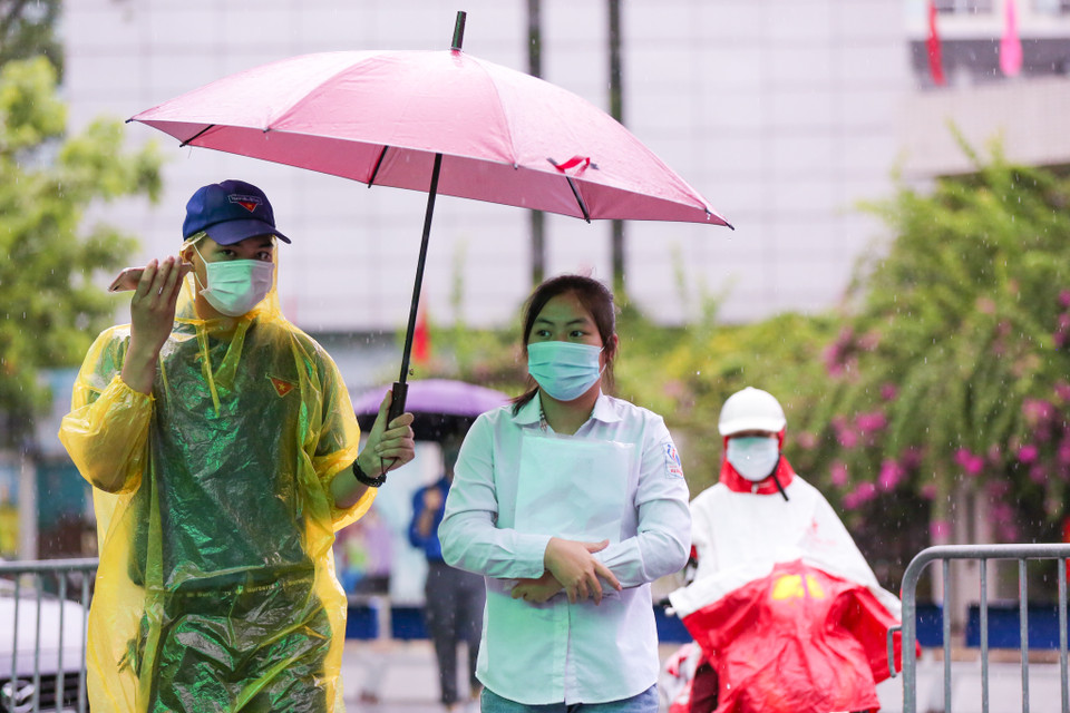 Năm nay là một năm học đặc biệt, thí sinh tham dự kỳ thi tuyển sinh vào 10 Trung học Phổ thông tại Hà Nội không phải đến trường thi để nghe phổ biến quy chế thi như mọi năm. (Ảnh: Minh Sơn/Vietnam+)