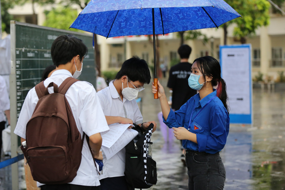 Các em học sinh tại Hà Nội sắp bước vào kỳ thi Trung học Phổ thông năm 2021-2022. Mọi công tác chuẩn bị cho kỳ thi an toàn, thuận lợi đều đã hoàn tất. (Ảnh: Minh Sơn/Vietnam+)