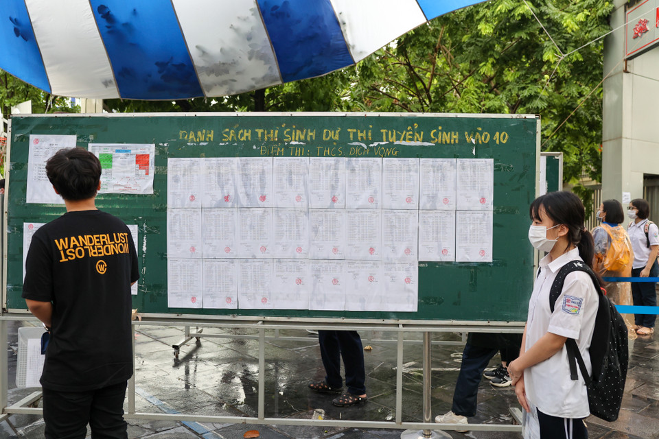 Các thí sinh đến điểm thi phải vào lần lượt, giữ khoảng cách. (Ảnh: Minh Sơn/Vietnam+)
