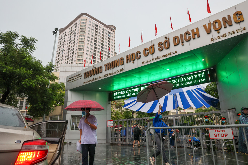 Sáng 12/6, sĩ tử thi vào cấp 3 trên khắp Hà Nội sẽ bắt đầu buổi thi đầu tiên. (Ảnh: Minh Sơn/Vietnam+)